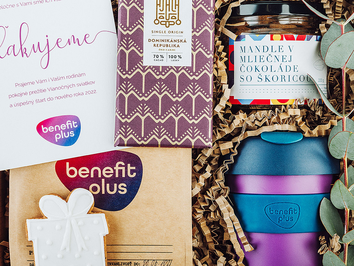 firemny-darcek-benefitplus-s-cerstvo-prazenou-kavou-s-logom-remeselnou-cokoladou-keepcup-s-logom-mandle-v-cokolade-so-skoricou-medovnikom-a-komplimentkou-detail